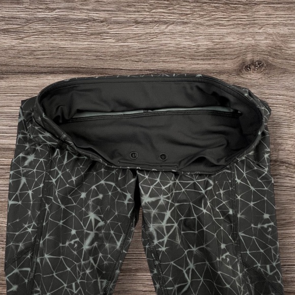 Lulelemon Black & Gray Constellation Print Wonder Under 7/8 Length Leggings 4 - Picture 12 of 16